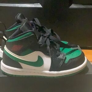 Like new jordan toddler sneakers with box.